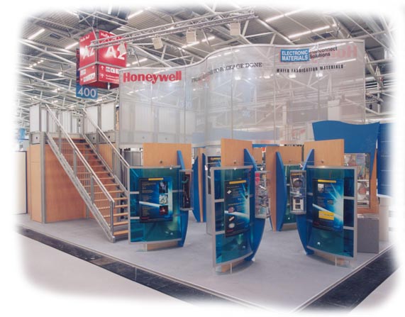 Diplay mit kleinen Vitrinen klein