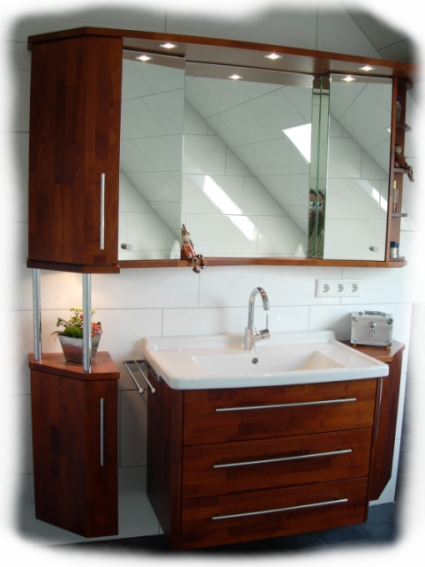 Badschrank in massiver Kirsche