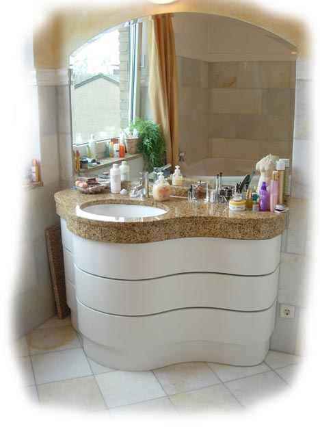 Badschrank mit drei Schubladen