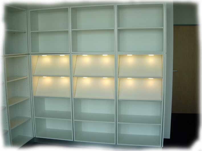 Bibliothek mit beleuchteter Praesentation