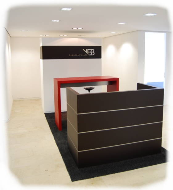 Mittelzone mit Meetingtisch und Druckerstation