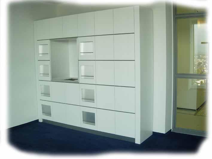 Prospekt und Garderobenschrank mit Internet Terminal