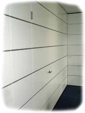 Schrankwand Tuer und Parkplatz fuer Mobilwand