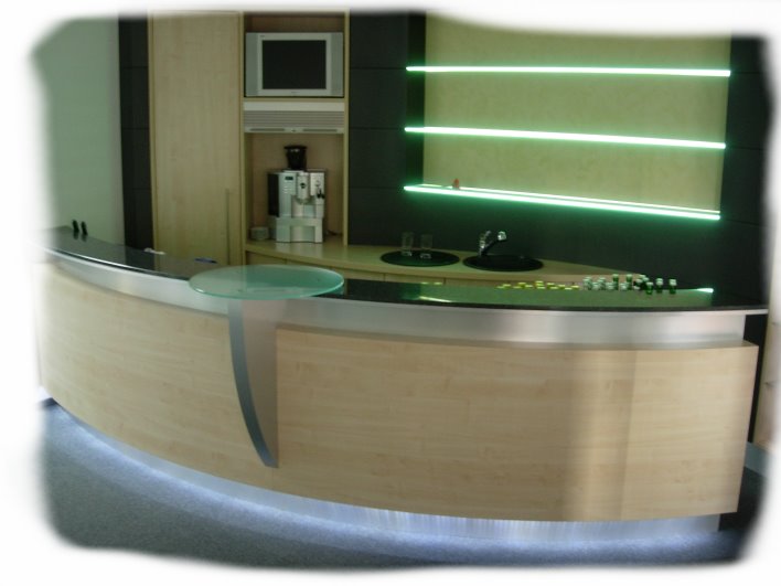 cafeteria mit Neon Boeden und LED