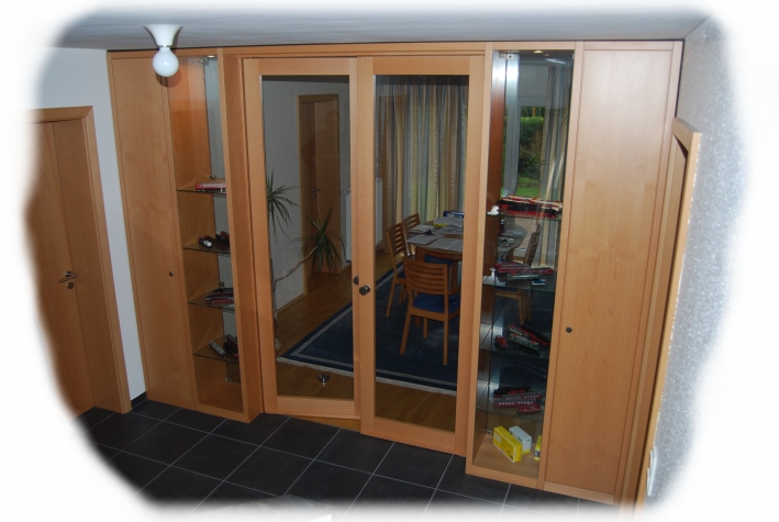 Windfang mit Vitrinen