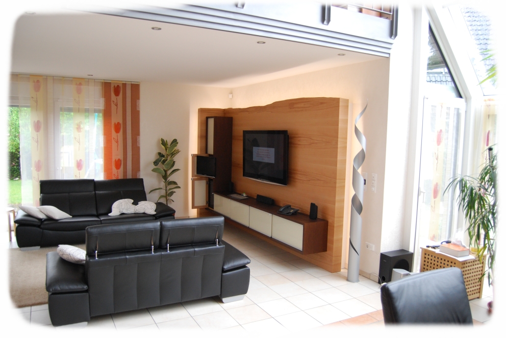 Medienwand in Kernbuche