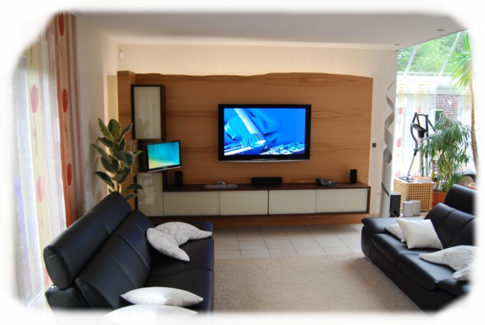 Medienwand mit zusaetzlichem PC Bildschirm