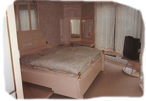 Schlafzimmer mit Schmink- und TV Tisch