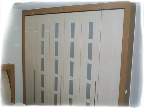 Schwingtuerenschrank